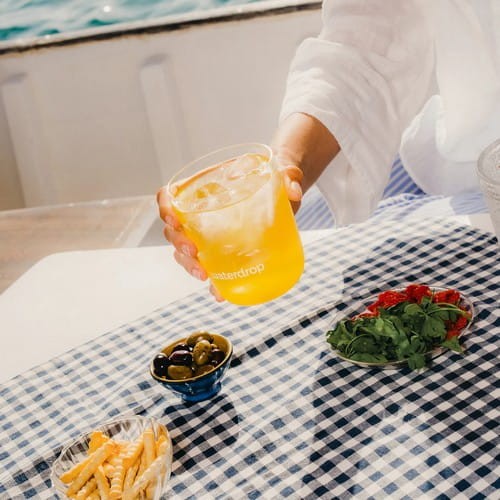 Zalecana porcja to 400-600 ml wody na jedną kostkę, co zapewnia dobrze zbalansowany, świeży smak pomarańczy bez przesłodzenia.