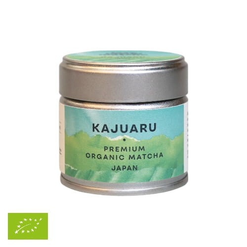 Let’s Blend Matcha Kajuaru Premium to wysokiej jakości matcha produkowana z młodych liści zielonej herbaty, przeznaczona do codziennego spożycia w czystej formie lub jako baza do napojów.