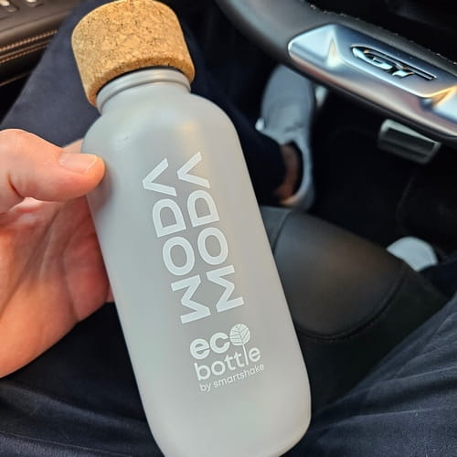 Wyprodukowana w Szwecji, gdzie fabryka wykorzystuje energię odnawialną, butelka EcoBottle WodaModa składa się w 98% z trzciny cukrowej i naturalnego korka