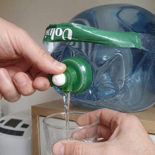 Wygodny system nalewania przez naciśnięcie