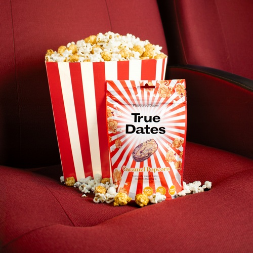 Ta wyjątkowa przekąska łączy naturalne bogactwo daktyli z uwielbionym aromatem kina w jednym kęsie.