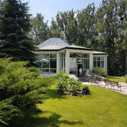 Nałęczów Zdrój to naturalna woda mineralna niegazowana, średniozmineralizowana, czerpana z głębinowych ujęć w okolicach Nałęczów - regionu od lat kojarzonego z uzdrowiskowym spokojem i regeneracją.