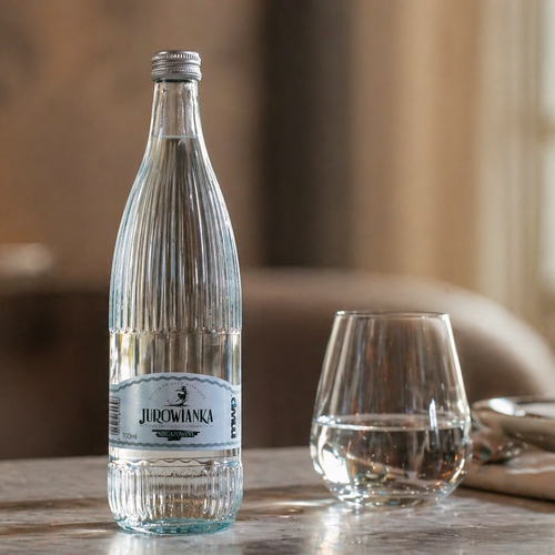 Wyróżnia się średnią mineralizacją, bardzo niską zawartością sodu i delikatnym, neutralnym smakiem, dzięki czemu dobrze sprawdza się do codziennego picia oraz serwowania przy stole.