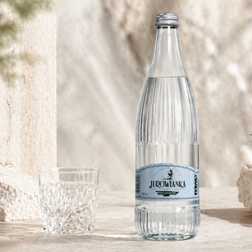 Jurowianka 700 ml niegazowana szkło x6 to polska woda mineralna z Jury Krakowsko-Częstochowskiej, zamknięta w eleganckiej szklanej butelce.