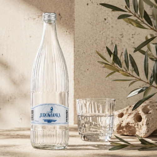To woda z duszą, pochodząca z serca Jury Krakowsko-Częstochowskiej, rozlewana przez rodzinną, polską firmę we wsi Postęp.