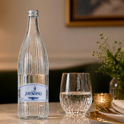 Unikalna szklana butelka to rzadkość wśród polskich wód. Jej elegancja sprawia, że Jurowianka idealnie komponuje się z wystrojem nowoczesnych wnętrz i prestiżowych restauracji.