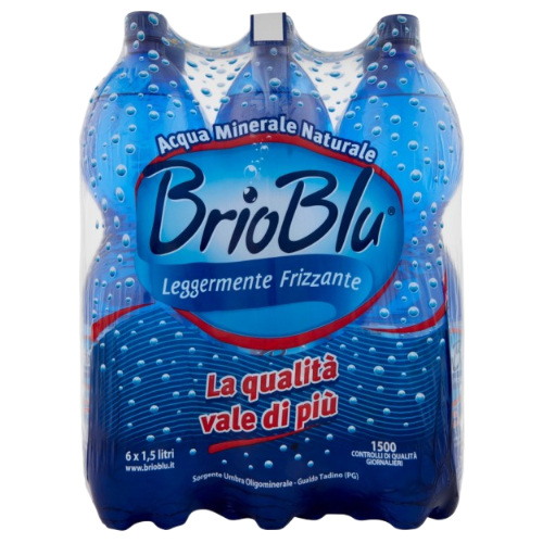 W zgrzewce znajduje się 6 plastikowych butelek wody Rocchetta 1500 ml