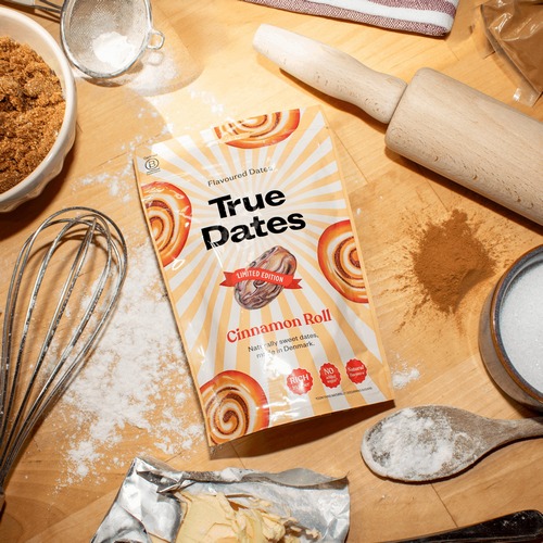 TRUE DATES Cinnamon Roll to miękkie daktyle o smaku cynamonowej bułeczki - naturalnie słodka, deserowa przekąska z korzenną nutą.