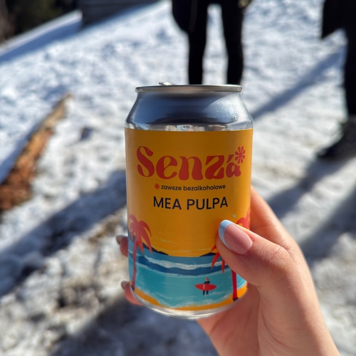 Mea Pulpa wyróżnia się gęstszym, bardziej owocowym profilem, opartym na połączeniu mango i marakui.
