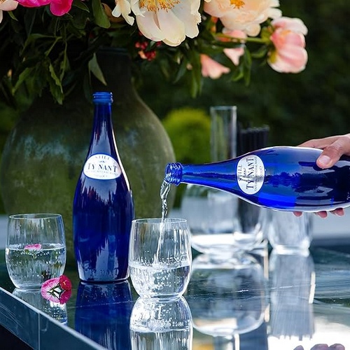 Woda Ty Nant 750ml w oryginalnej, kobaltowej butelce pięknie prezentuje się na eleganckim stole, jednocześnie podkreślając smak potraw.
