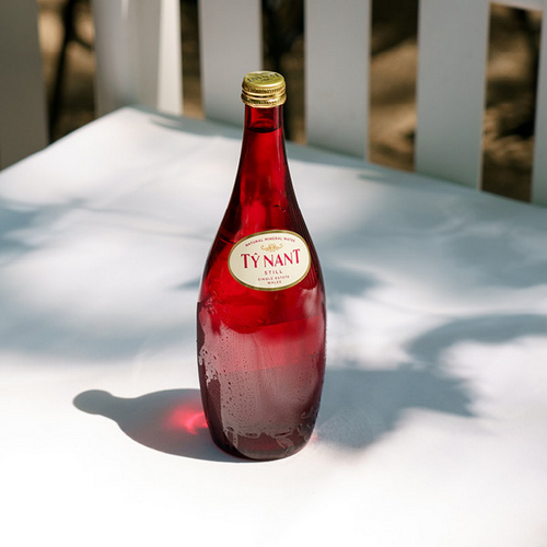 Woda Ty Nant 750ml w oryginalnej, czerwonej butelce pięknie prezentuje się na eleganckim stole, jednocześnie podkreślając smak potraw.
