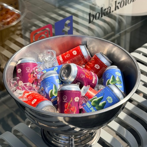 Holi Pop powstał z prostego pragnienia: stworzyć w Polsce napój inspirowany prebiotycznymi sodami ze Stanów, ale dopasowany do lokalnego stylu życia i smaku.