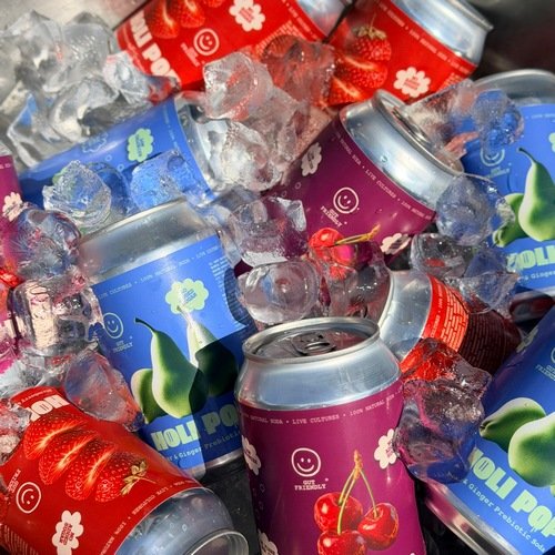 Holi Pop stawia na polską produkcję, transparentność, prebiotyki, błonnik, żywe kultury bakterii i owocowe połączenia, po które można sięgać bez poczucia kompromisu.