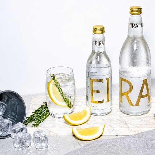 Niegazowana EIRA ma delikatny, neutralny smak, bez mocno zaznaczonej mineralnej nuty. Suma rozpuszczonych składników wynosi zaledwie 6 mg/l, a zawartość sodu to 2 mg/l.