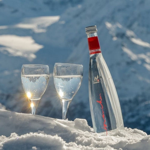 Sembrancher w wersji gazowanej łączy naturalną wodę mineralną z alpejskiego kantonu Valais z orzeźwiającym charakterem bąbelków.
