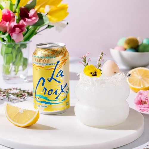 LaCroix Lemon to gazowana woda z naturalnym aromatem cytrynowym, bez cukru, słodzików i kalorii.