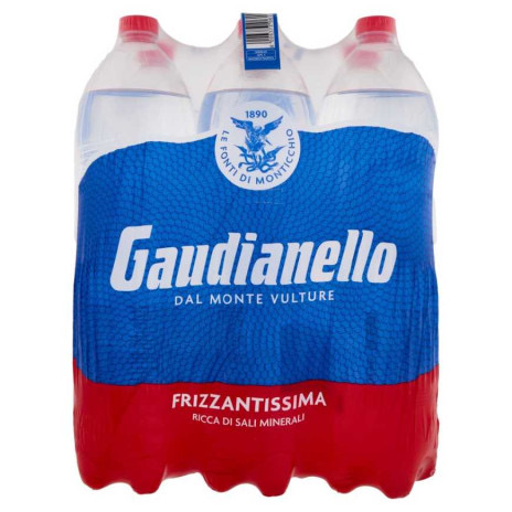 Woda Gaudianello pakowana jest w zgrzewki po 6 plastikowych butelek.