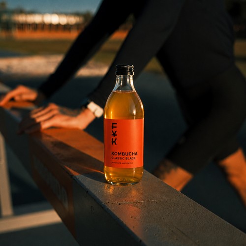 Forever Young Kombucha wykonana jest z naturalnych składników, nie jest filtrowana i jest wyjątkowa w smaku.