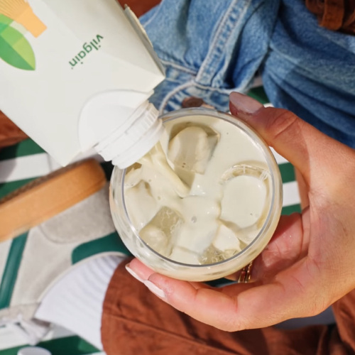 VILGAIN Protein Shake Vanilla to mleczny koktajl proteinowy o kremowej konsystencji i łagodnym, waniliowym smaku.