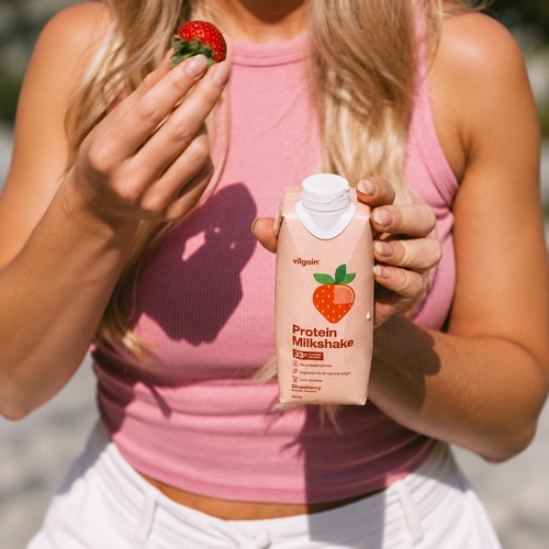 VILGAIN Protein Milkshake Truskawka to kremowy napój proteinowy, którego owocowy smak tworzą ekstrakt truskawkowy oraz naturalny aromat truskawkowy.
