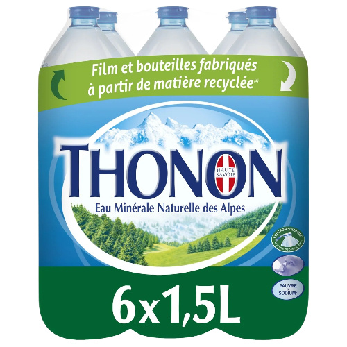 W zestawie znajduje się 6 plastikowych butelek wody Thonon 1500 ml