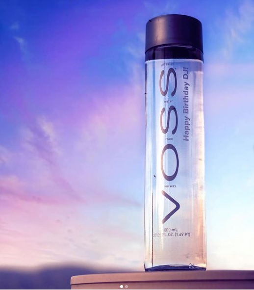 Szklana butelka z wodą mineralną voss